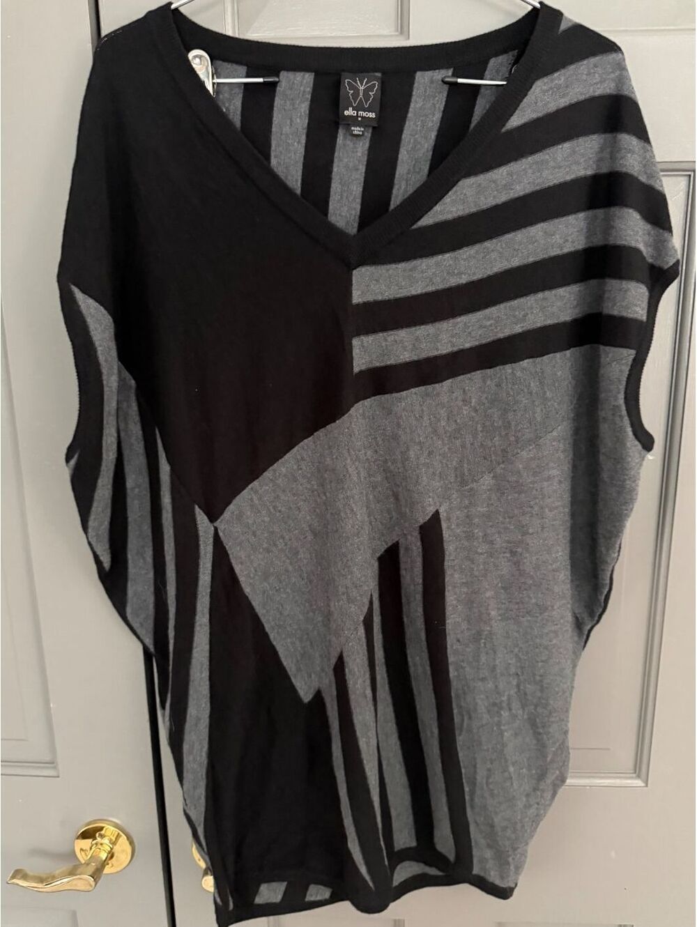 Ella Moss Women's Grey/Black Asymmetrical Striped Knit Batwing Top V-Neck Sz M